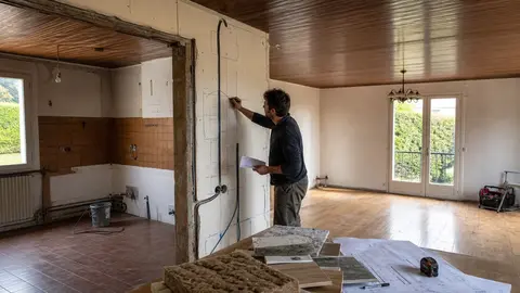 Cuisine fermée partiellement ouverte dans une maison des années 70