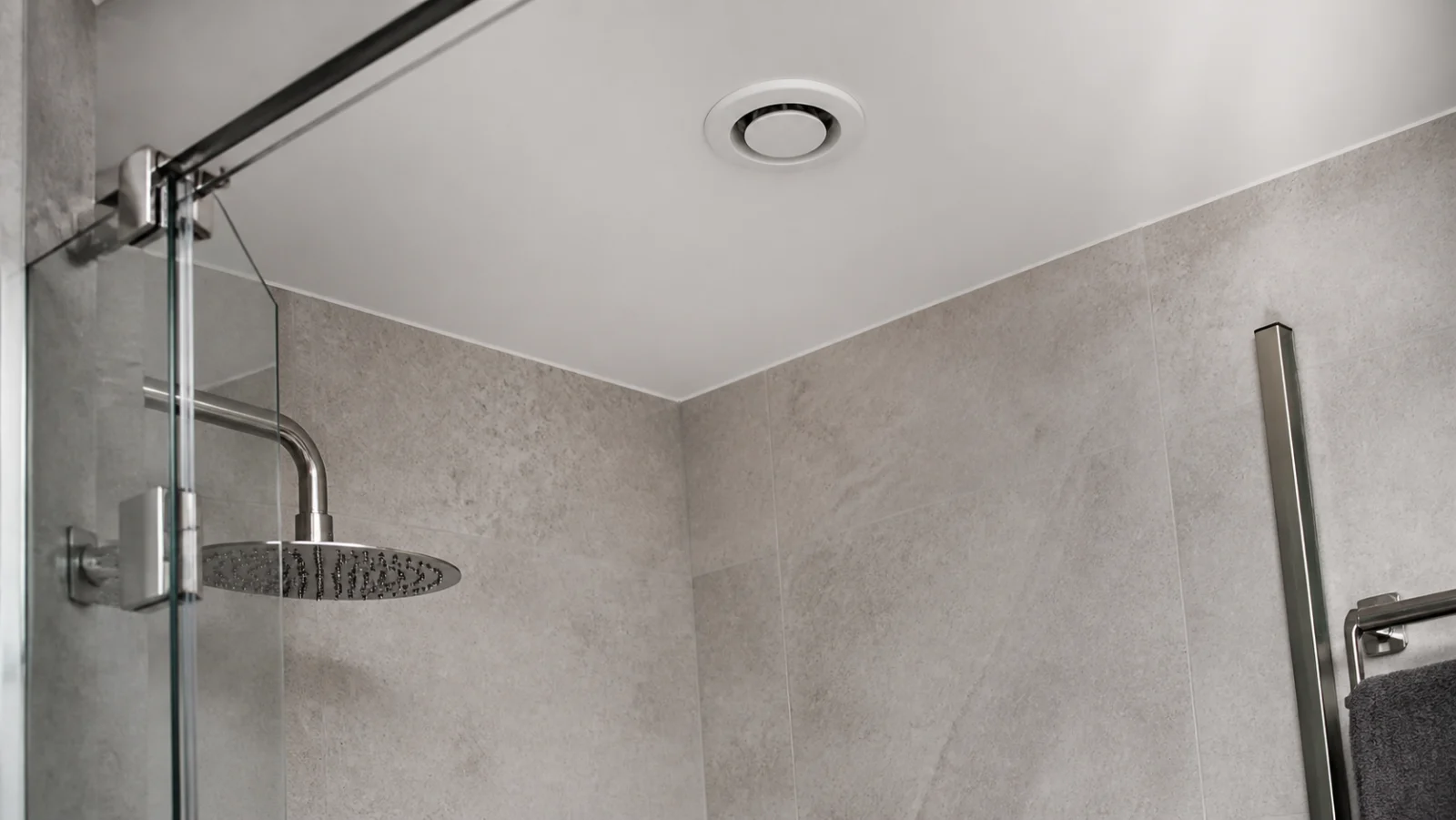 bouche de ventilation au plafond dans une douche sans fenêtre