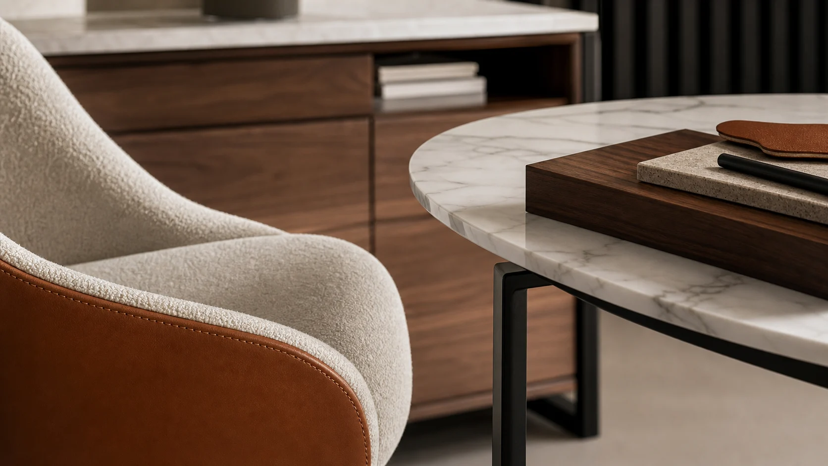 Details de mobilier design italien avec bois marbre metal et tissu boucle
