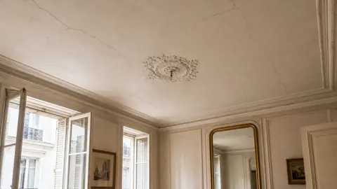 Plafond ancien en lattis plâtre avec fissures et moulures