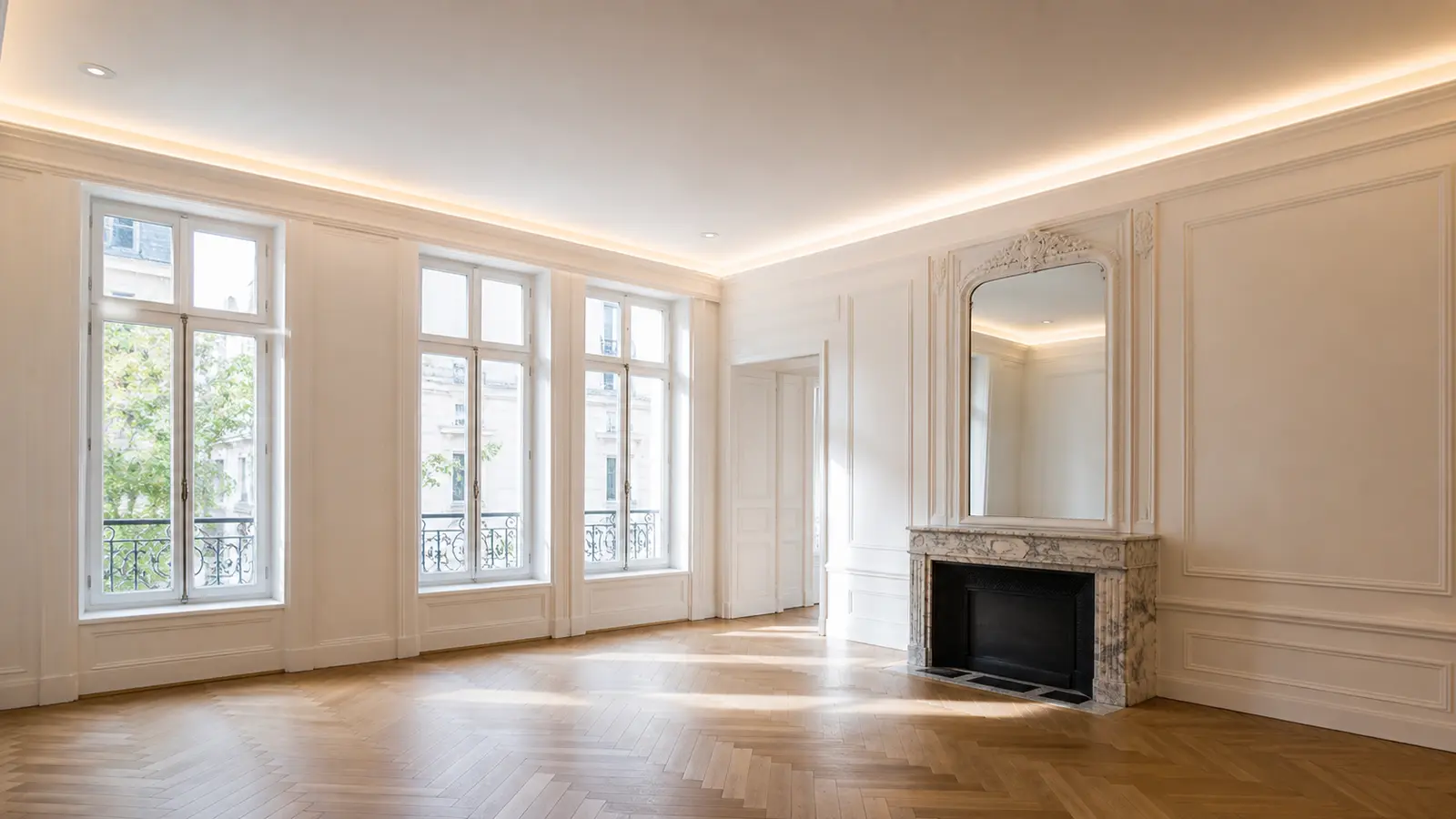 Salon ancien rénové avec faux plafond blanc mat et lumière indirecte
