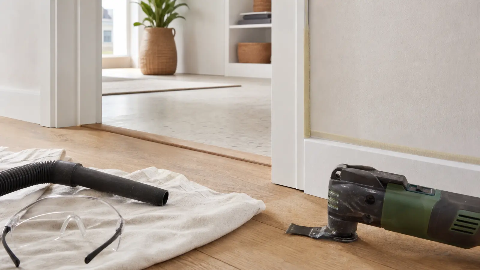 Finition de plinthe avec outil multifonction oscillant et protection contre la poussière