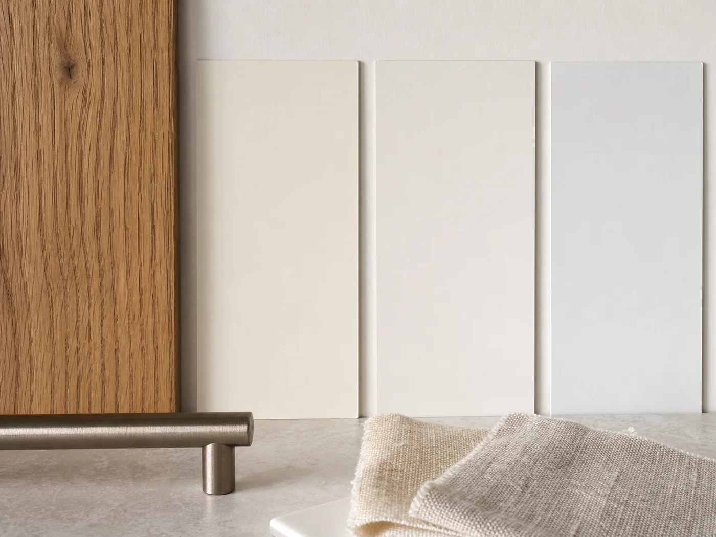 Echantillons de blancs chauds et froids compares sur un mur