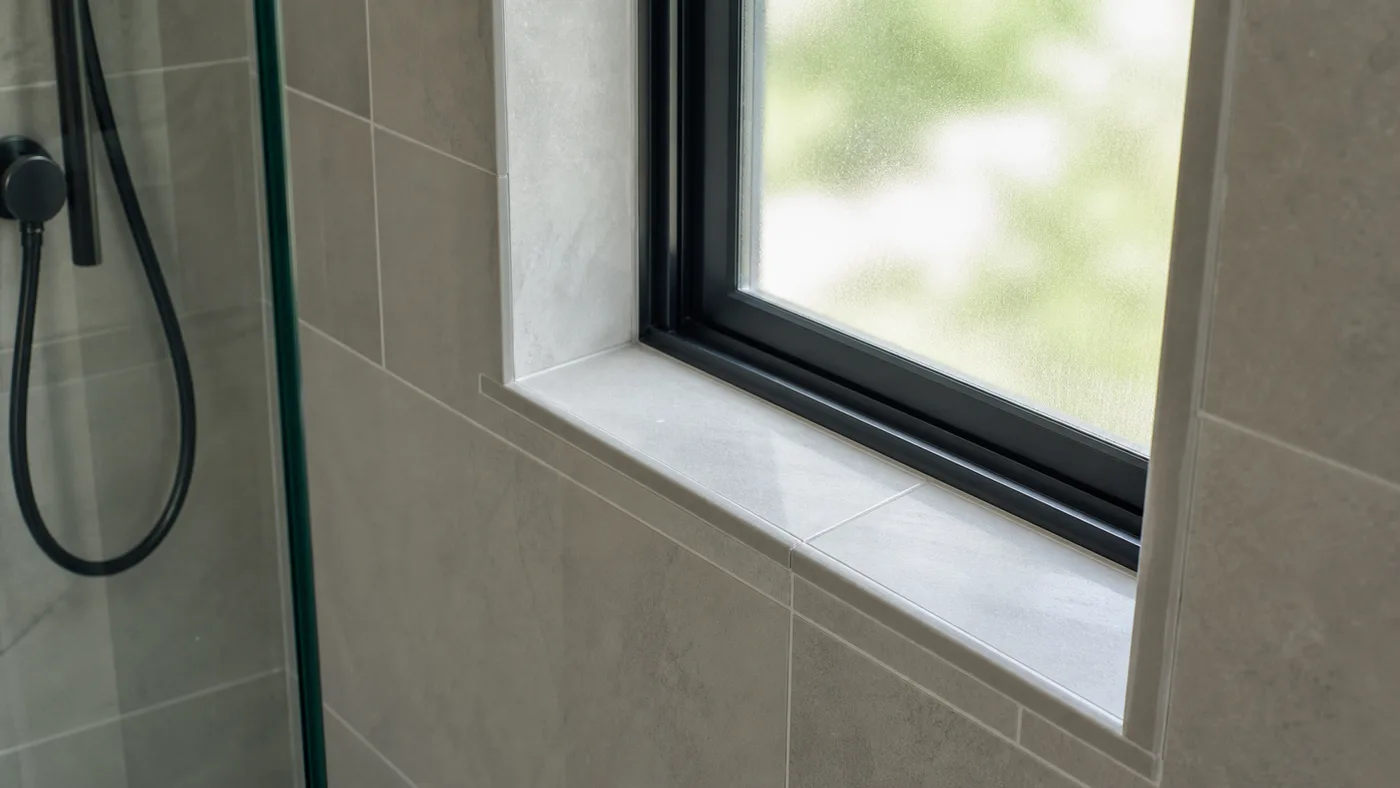 Détail d appui de fenêtre étanche dans une douche carrelée