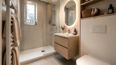Petite salle de bain, optimiser douche, vasque et rangements sans perdre en confort